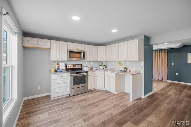918 Fairway Dr, Union, MO 63084 - kitchen featuring stainless steel appliances, light wood finished floors, baseboards, and recessed lighting