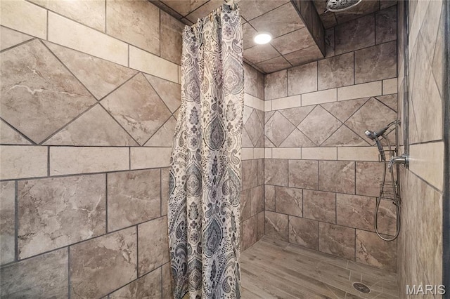 918 Fairway Dr, Union, MO 63084 - bathroom with tiled shower and wood finished floors