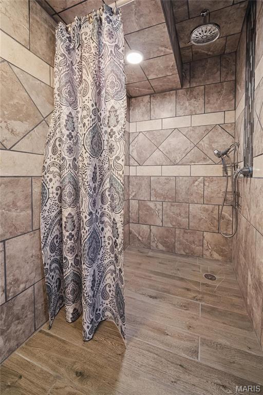 918 Fairway Dr, Union, MO 63084 - bathroom featuring a tile shower and wood finished floors