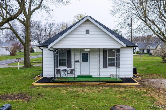 800 Frey St, Gillespie, IL 62033 - bungalow featuring a front lawn and a porch