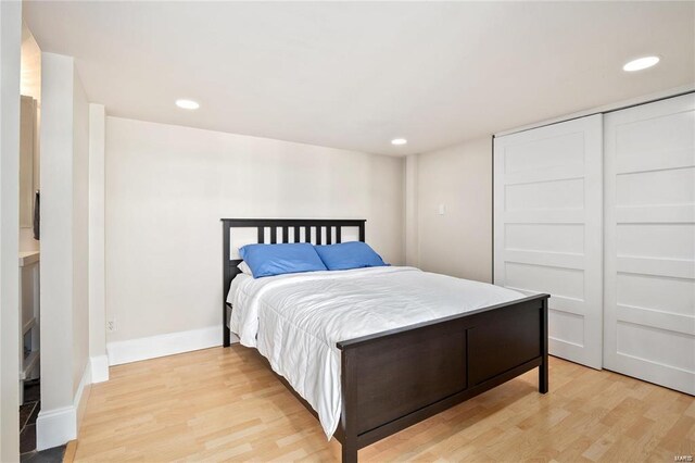 bedroom featuring light wood-style floors, recessed lighting, and baseboards