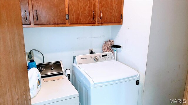 1020 White Hawk Dr, Cuba, MO 65453 - laundry room featuring independent washer and dryer and cabinet space