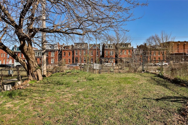 910 Lami St, Saint Louis, MO 63104 - view of yard featuring a residential view