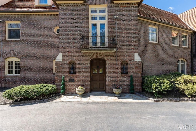 8 Carrswold Dr, Clayton, MO 63105 - view of front of home featuring a balcony and brick siding