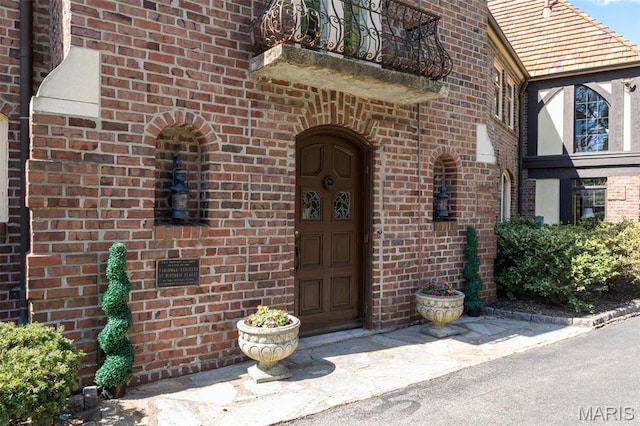 8 Carrswold Dr, Clayton, MO 63105 - doorway to property featuring brick siding