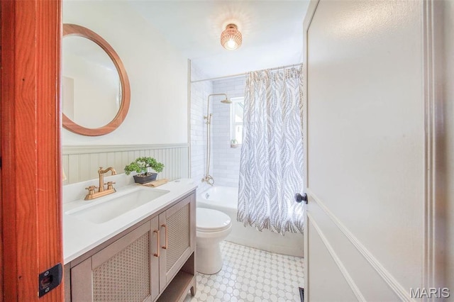 1003 S Warfel St, Salem, MO 65560 - full bath featuring toilet, vanity, shower / bath combo, wainscoting, and tile patterned floors