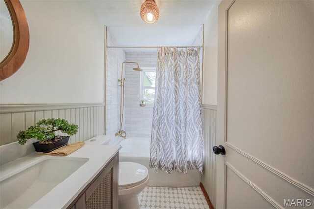 1003 S Warfel St, Salem, MO 65560 - full bathroom with toilet, a wainscoted wall, shower / tub combo with curtain, and vanity