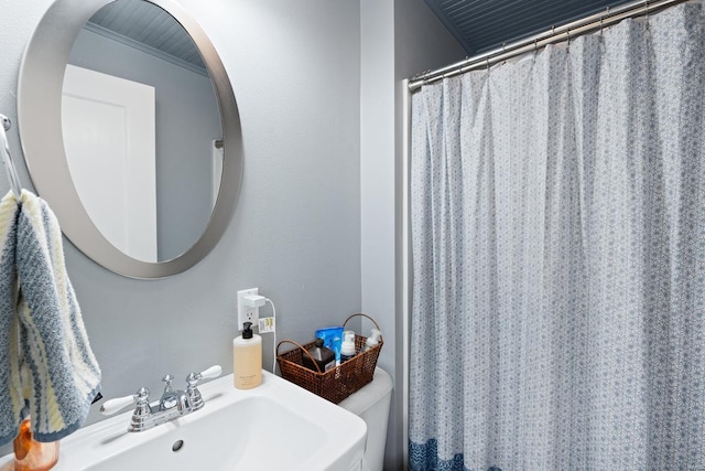 full bathroom featuring a sink, toilet, and a shower with shower curtain
