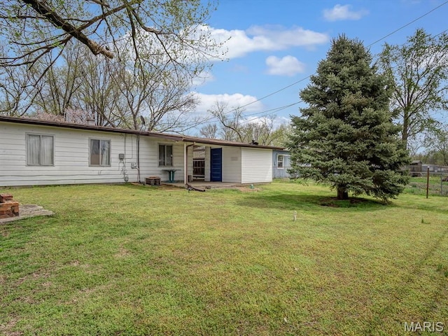 1120 Saint Michael Dr E, St Louis, IL 62206 - rear view of property with a lawn