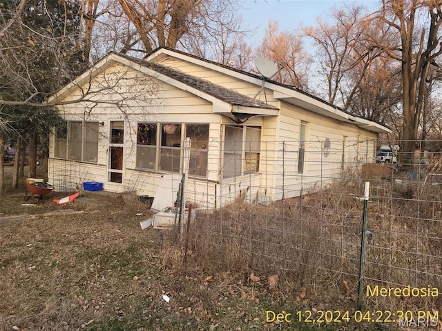 514 NW Washington St, Meredosia, IL 62665 - view of front of home with fence