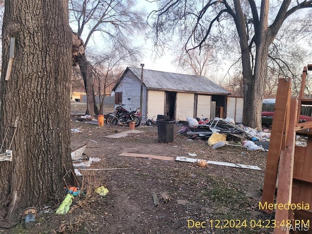 514 NW Washington St, Meredosia, IL 62665 - view of yard with a detached garage and an outbuilding
