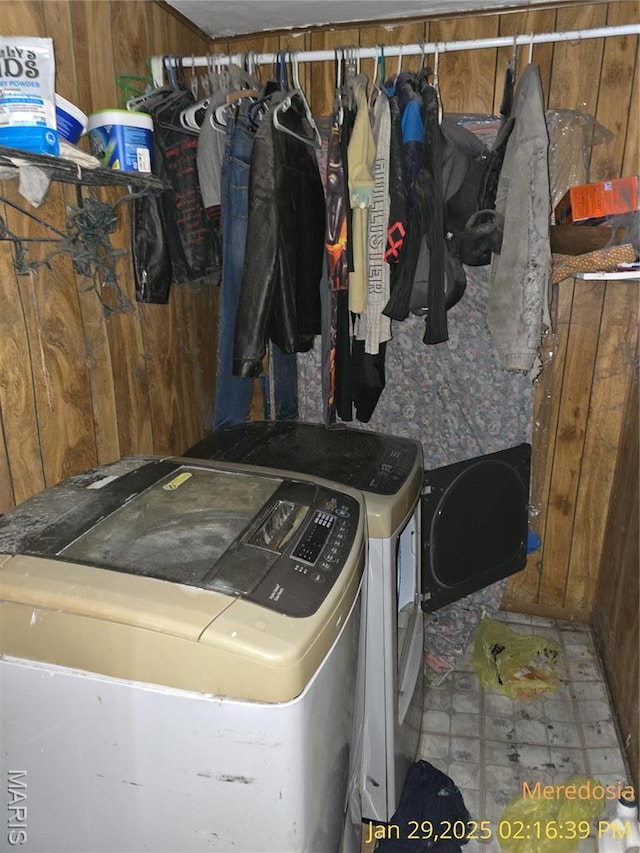 514 NW Washington St, Meredosia, IL 62665 - clothes washing area featuring washing machine and clothes dryer and wooden walls