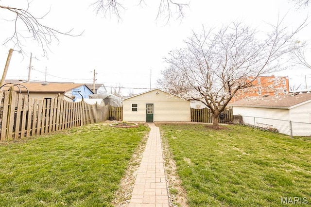 view of yard featuring an outdoor structure
