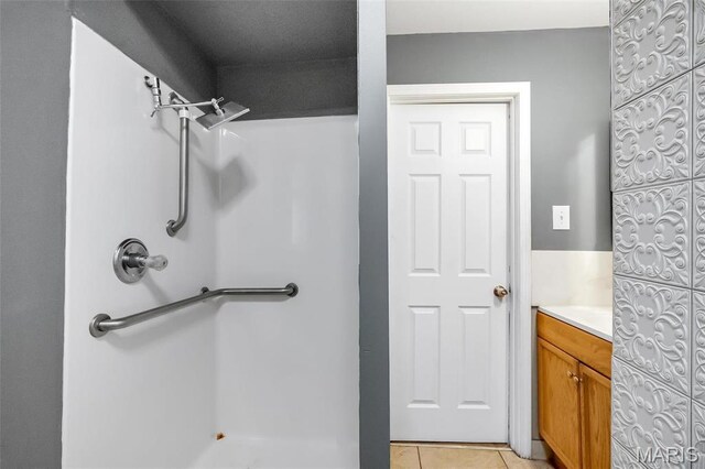5537 Helen Ave, Saint Louis, MO 63136 - bathroom featuring a shower and tile patterned floors