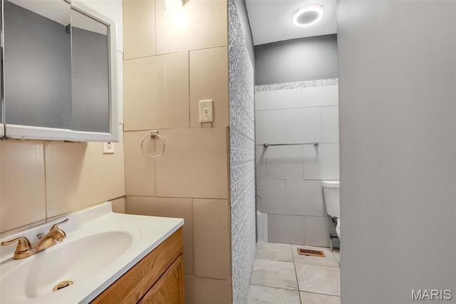 5537 Helen Ave, Saint Louis, MO 63136 - full bathroom with tile walls, toilet, and vanity