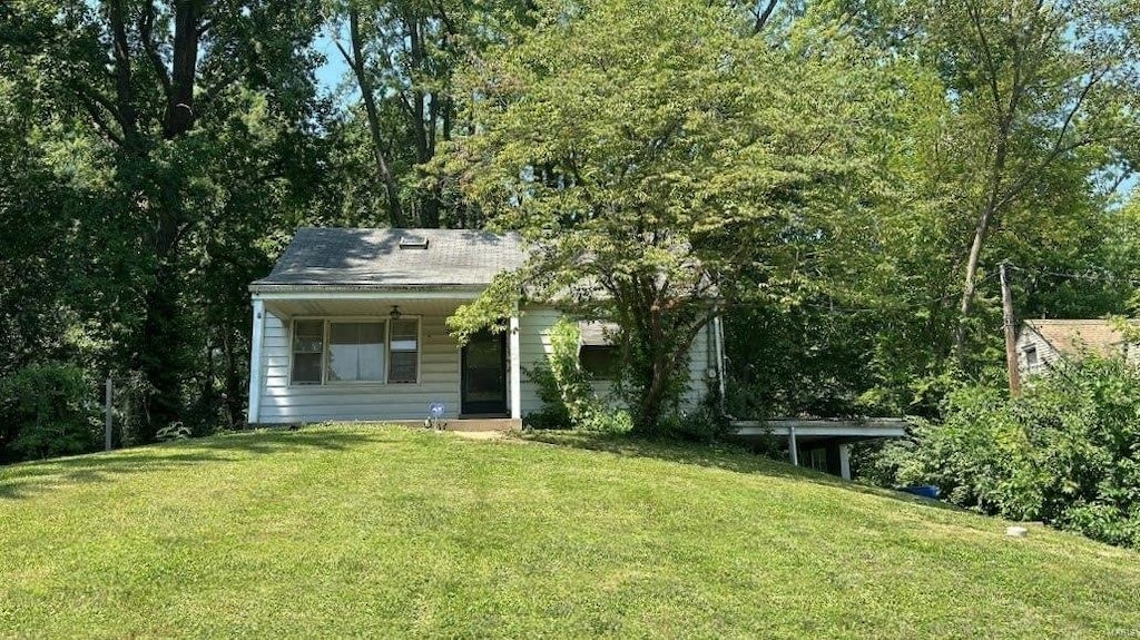21 S Dellwood Ave, Saint Louis, MO 63135 - view of front facade with a front yard