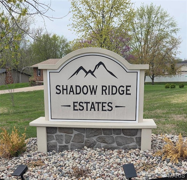community sign with a yard