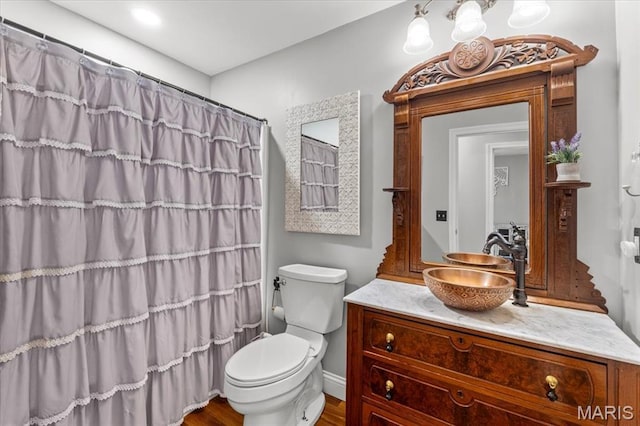 full bath featuring toilet, vanity, wood finished floors, baseboards, and a shower with curtain