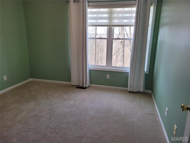 123 El Rancho Dr, Hannibal, MO 63401 - carpeted empty room featuring baseboards