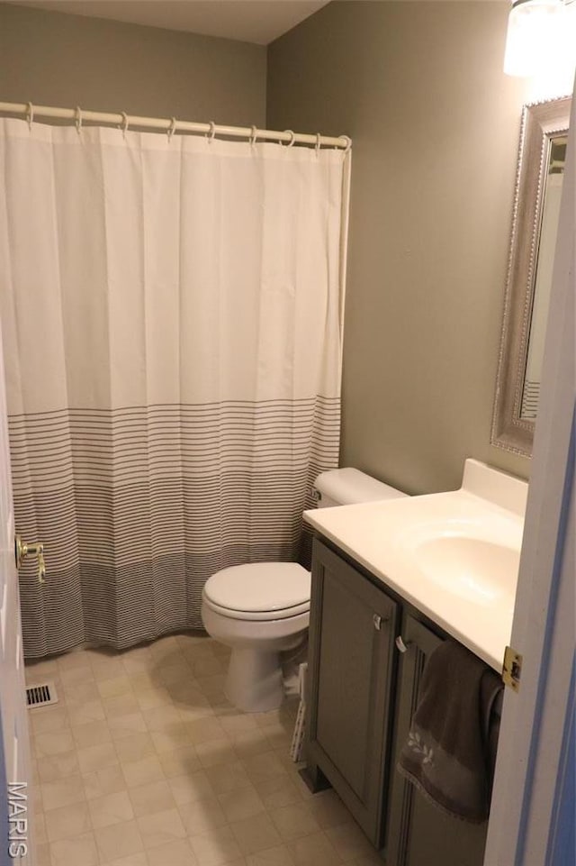 9 Shelby Crest Ct, Ofallon, MO 63366 - bathroom with vanity, toilet, and a shower with curtain