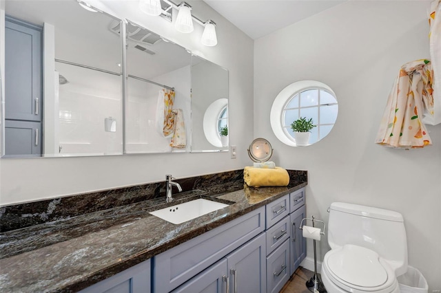 full bath featuring vanity, toilet, and a shower with shower curtain
