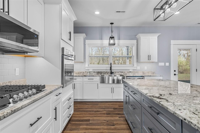 213 Lakeview Dr, Farmington, MO 63640 - kitchen featuring a sink, stainless steel appliances, gray cabinets, healthy amount of natural light, and recessed lighting