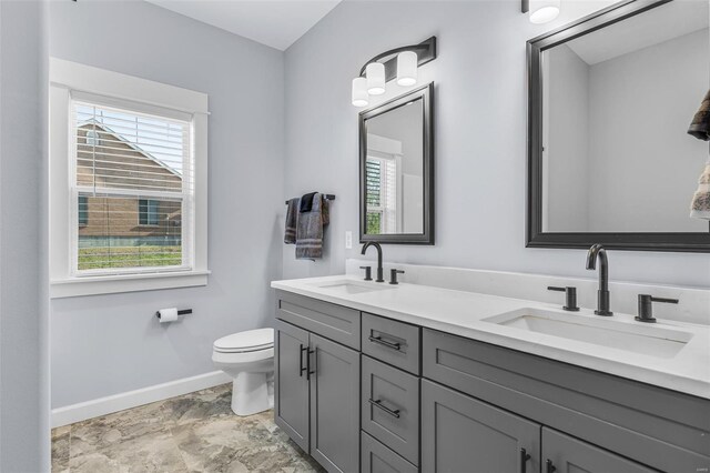 213 Lakeview Dr, Farmington, MO 63640 - full bath with baseboards, toilet, and double vanity