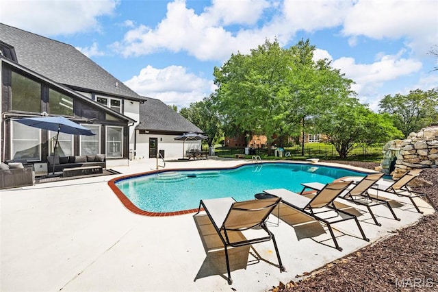 13516 Weston Park Dr, Saint Louis, MO 63131 - swimming pool featuring an outdoor living space and a patio