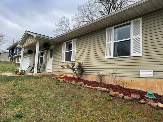 16 Wood St, Park Hills, MO 63601 - view of front of home with a front lawn and a garage