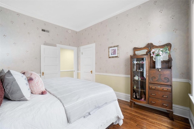 4 N Kingshighway Blvd Unit 4D, Saint Louis, MO 63108 - bedroom with wood finished floors and wallpapered walls