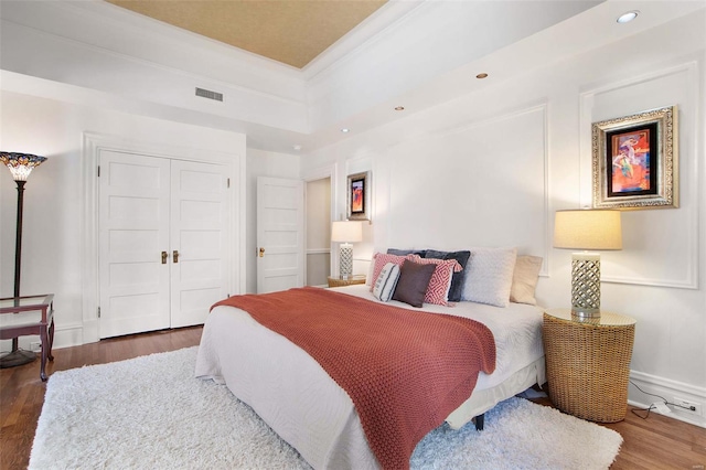 4 N Kingshighway Blvd Unit 4D, Saint Louis, MO 63108 - bedroom with wood finished floors, baseboards, ornamental molding, a closet, and recessed lighting