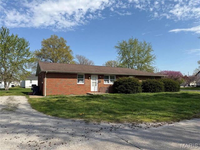 315 W 2nd N, Mount Olive, IL 62069 - ranch-style home with brick siding and a front yard