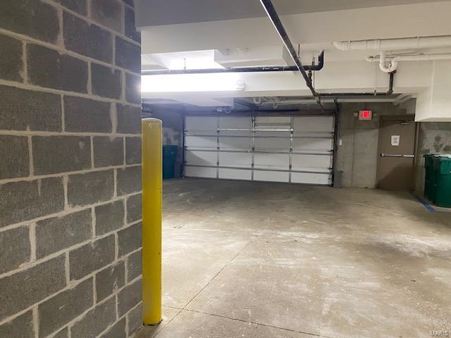 13115 Mill Crossing Ct Unit 106, Saint Louis, MO 63141 - view of garage