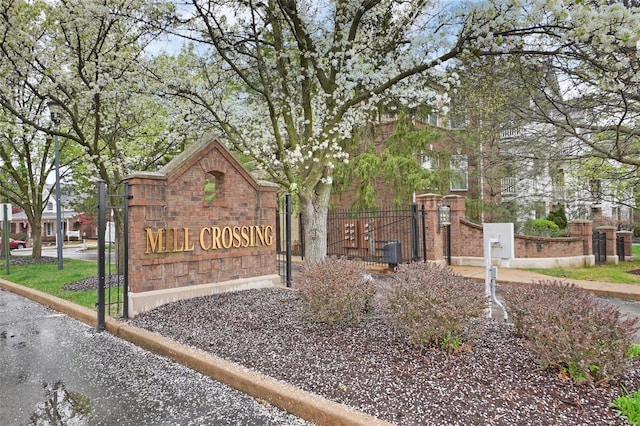 13115 Mill Crossing Ct Unit 106, Saint Louis, MO 63141 - community sign featuring fence