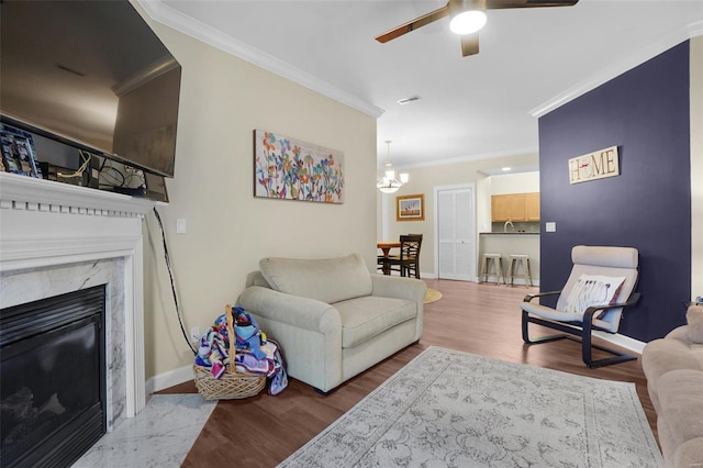 13115 Mill Crossing Ct Unit 106, Saint Louis, MO 63141 - living room featuring ornamental molding, a ceiling fan, a chandelier, wood finished floors, and baseboards