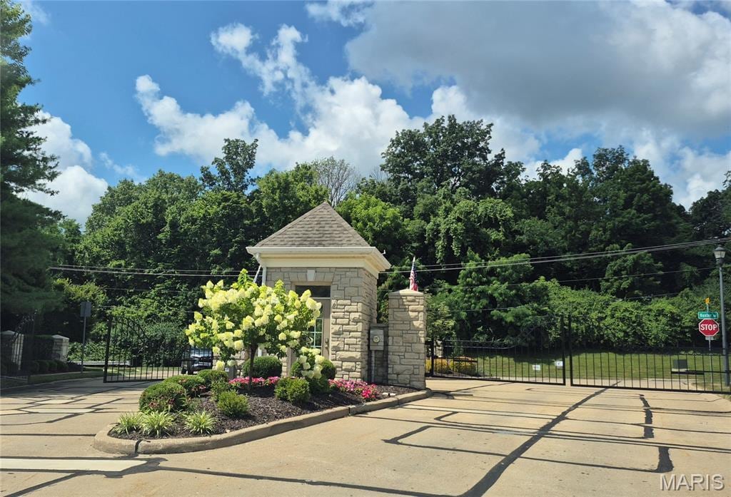 740 Stonebluff Ct, Chesterfield, MO 63005 - surrounding community featuring a gate