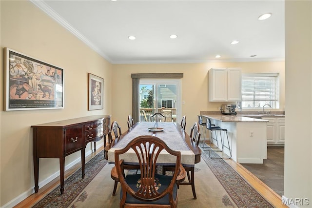 5784 Westminster Pl, Saint Louis, MO 63112 - dining space with crown molding and recessed lighting