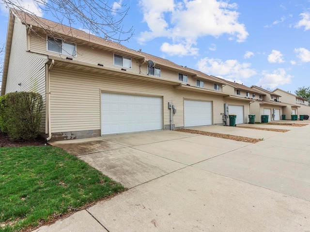 931 Georgetowne Dr, Ofallon, IL 62269 - view of property featuring driveway and a garage