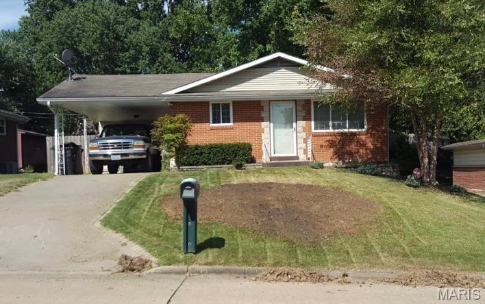 1521 N Henderson St, Cape Girardeau, MO 63701 - single story home with driveway, brick siding, a front lawn, and a carport