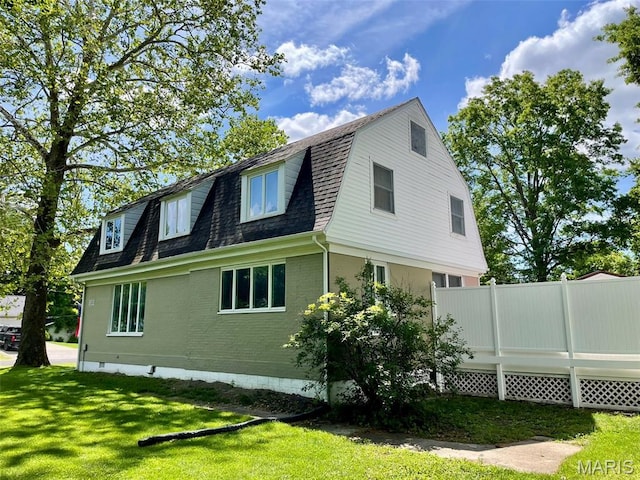 822 E Union Ave, Litchfield, IL 62056 - view of side of home with roof with shingles