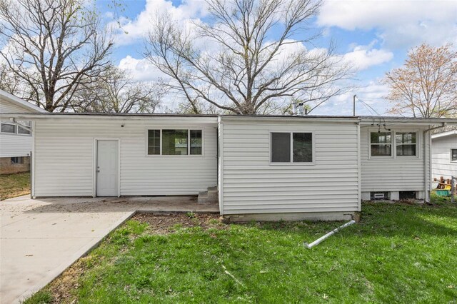 9218 Ellison Dr, Saint Louis, MO 63136 - rear view of property with a yard