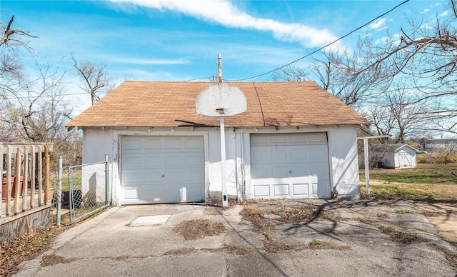 104 E Jefferson Ave, Richland, MO 65556 - detached garage featuring fence