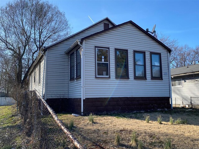 2911 Buxton Ave, Granite City, IL 62040 - view of side of home featuring fence