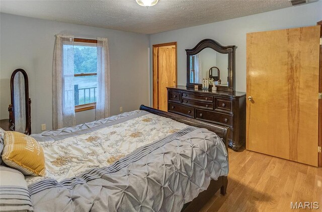 3448 Levee Rd, Centralia, IL 62801 - bedroom featuring light wood-style floors and a textured ceiling
