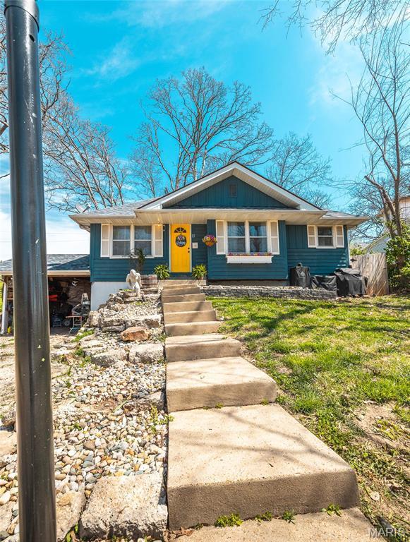 11 Rolla Gardens Dr, Rolla, MO 65401 - view of front facade featuring a front lawn