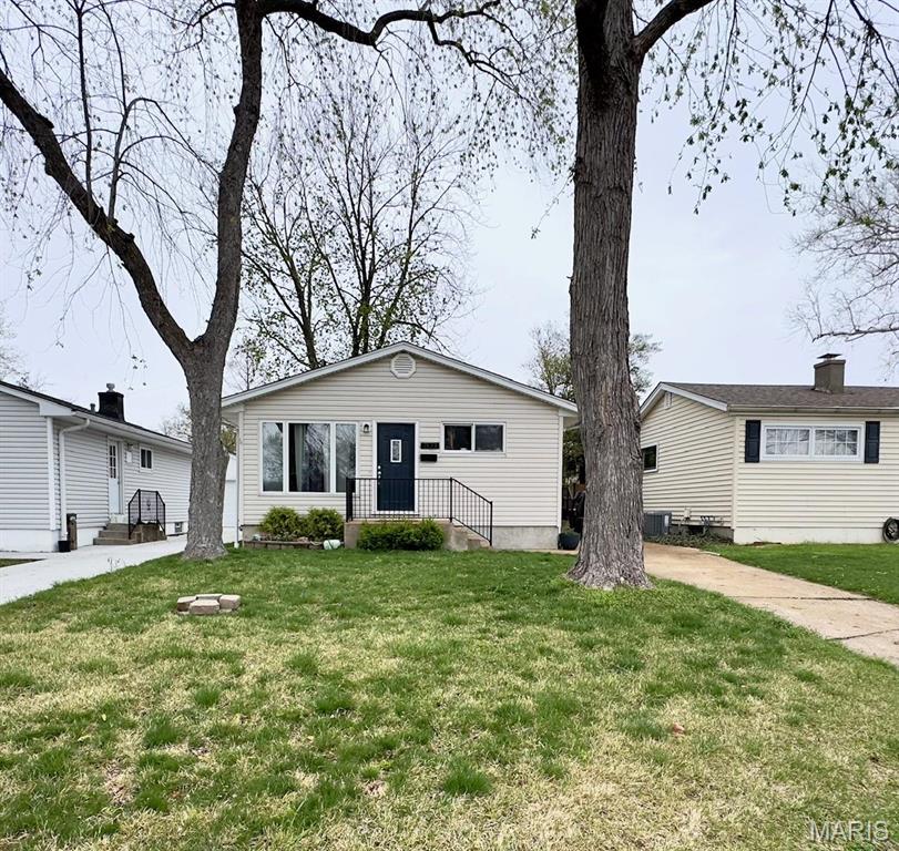 7123 Sutherland Ave, Saint Louis, MO 63109 - view of front of home featuring a front yard and cooling unit