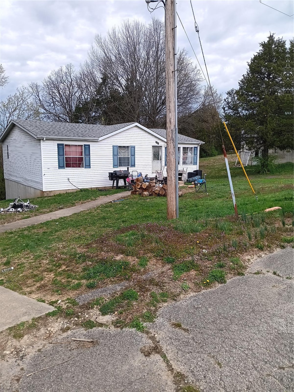 297 Vistaview Dr, Villa Ridge, MO 63089 - view of front facade with a front lawn