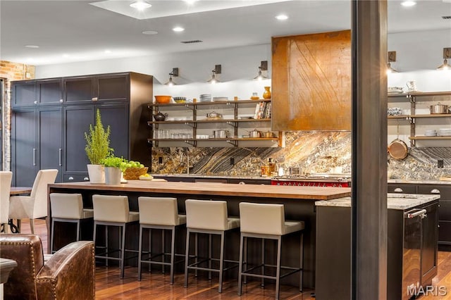429 N Euclid Ave, Saint Louis, MO 63108 - indoor wet bar featuring tasteful backsplash, wood finished floors, and recessed lighting