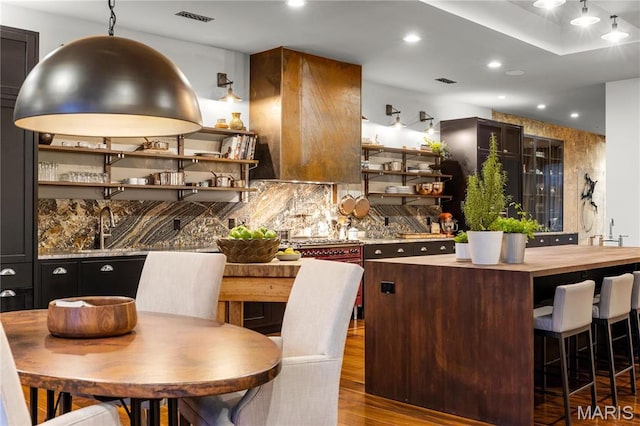 429 N Euclid Ave, Saint Louis, MO 63108 - indoor wet bar featuring decorative backsplash, wood finished floors, and recessed lighting