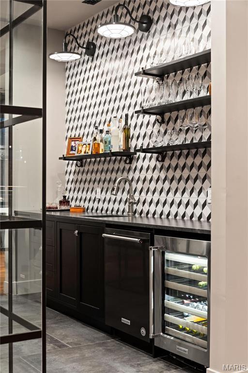 429 N Euclid Ave, Saint Louis, MO 63108 - indoor wet bar with beverage cooler, dishwasher, and backsplash